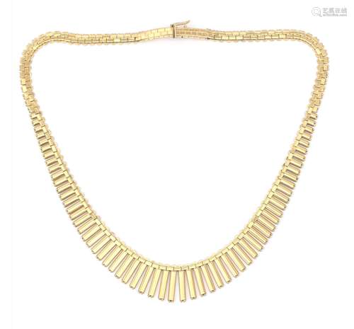 Un collier à franges en or 14 carats. Un modèle gradué compo...