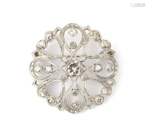 Une broche en diamant en or blanc 14 carats. De forme circul...