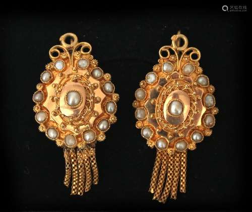 Paire de boucles d'oreilles en perles en or 18 carats. Perle...