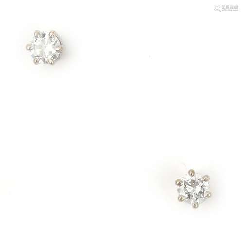 Paire de boucles d'oreilles solitaires en or blanc 14 carats...