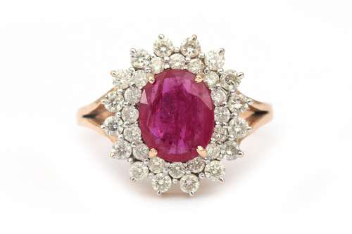 Bague en or 14 carats, rubis et diamants. Elle présente un r...