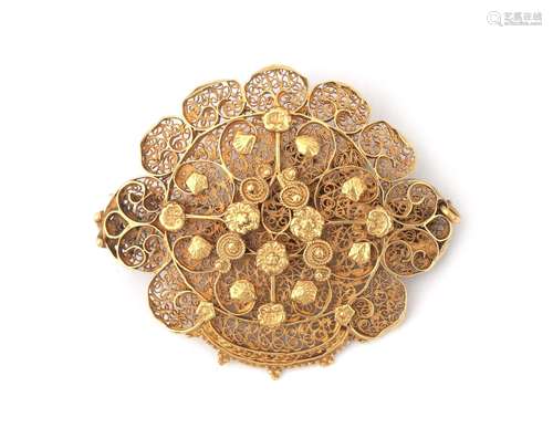 Une broche en filigrane d'or 14 carats. Une broche au design...