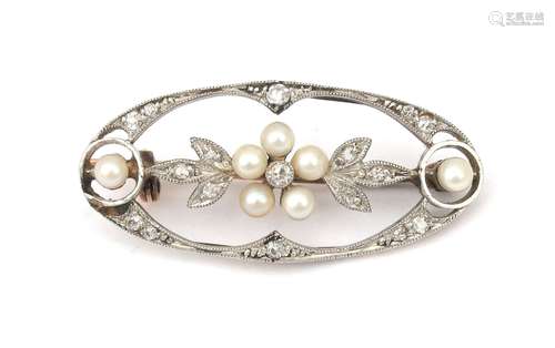 A gold Belle Epoque diamond and pearl brooch. In the center ...