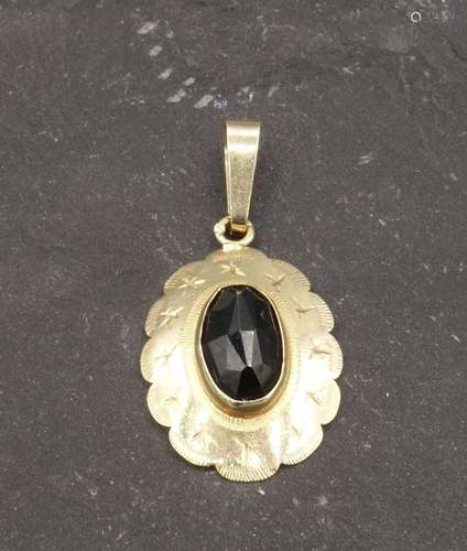 PENDANT WITH A GARNET