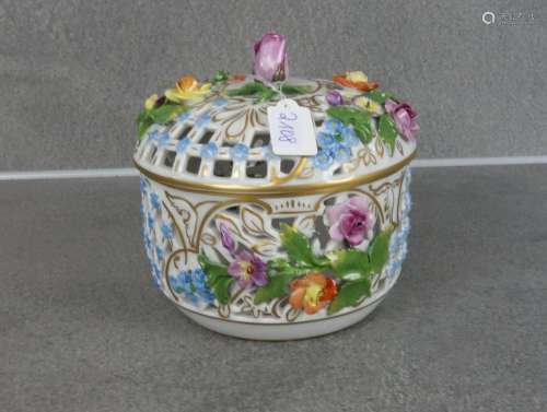LIDDED BOX WITH PLASTIC FLOWERS