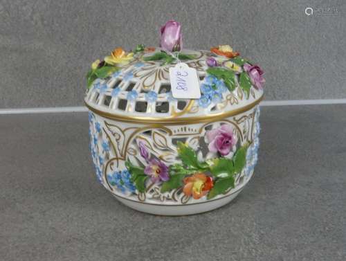 LIDDED BOX WITH PLASTIC FLOWERS