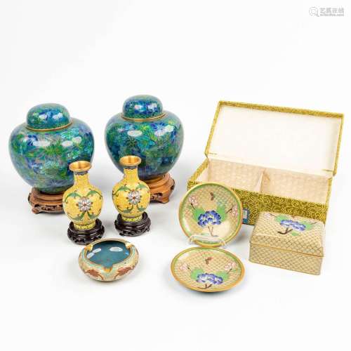 A collection of 8 items made of cloisonné bronze.