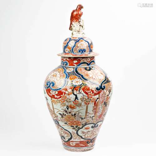 A large vase with lid made of Japanese porcelain in Imari