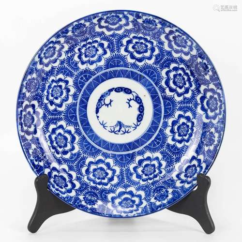 A large plate made of Japanese porcelain and decorated with ...