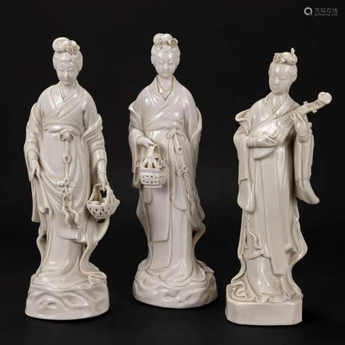 A collection of 3 female figurative statues 'Blanc De C...