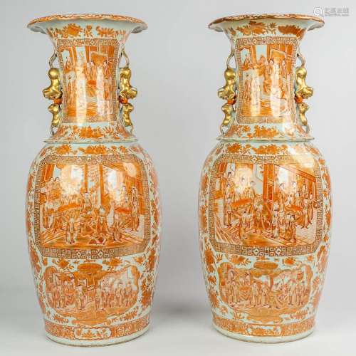 A pair of exceptional vases made of Chinese porcelain.