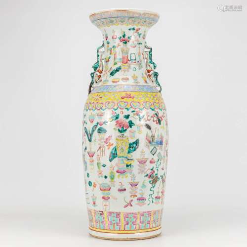 A vase made of Chinese porcelain and decorated with 100 anti...