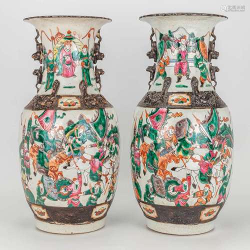 A pair of Nanking vases made of Chinese porcelain, 19th/20th...