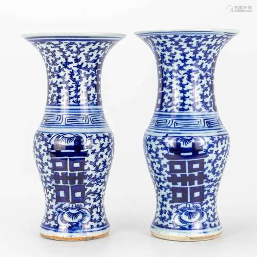 A pair of vases made of Chinese blue-white porcelain with &#...