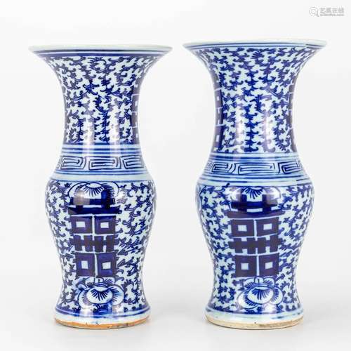 A pair of vases made of Chinese blue-white porcelain with &#...