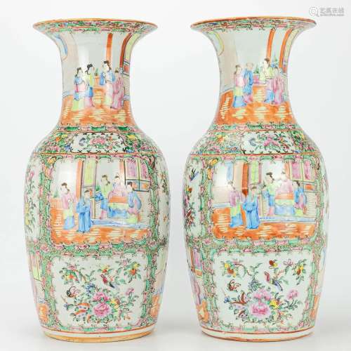 A pair of vases made of Chinese porcelain in Canton style. 1...