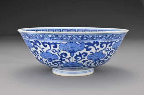 A Chinese 18/19th Century blue and white porcelain