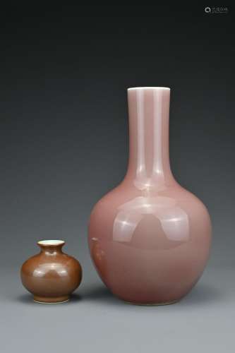 A Chinese monochrome peachbloom-glazed porcelain bottle