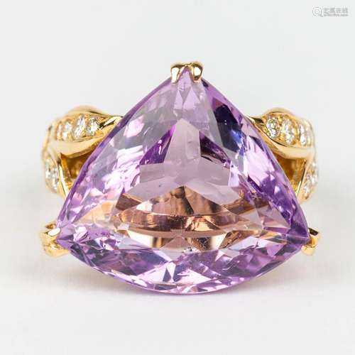 A ring with large purple stone, made of 18 karats yellow gol...