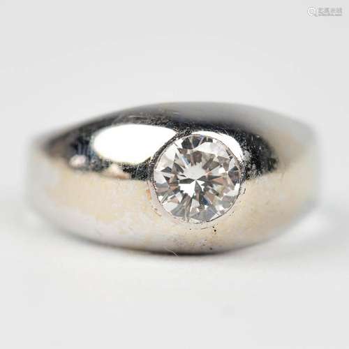 A men's ring with a solitaire diamond, approximately 1,...