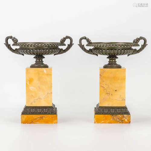 A pair of cassolettes in neoclassical style, made of bronze ...