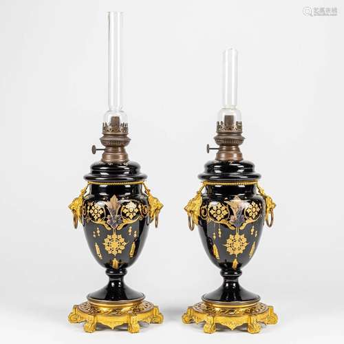 A pair of oil lamps made of glas and mounted with bronze.