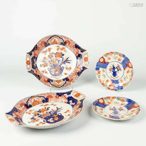 A collection of 4 items made of Japanese porcelain in Imari.