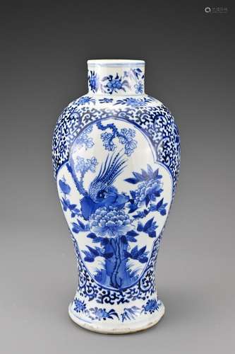 A Chinese blue and white porcelain vase. The vase