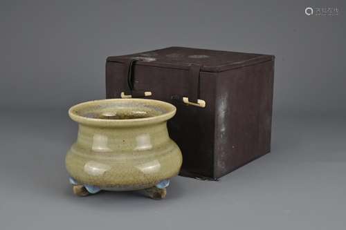 A Chinese Yuan/Ming Dynasty Junyao Tripod censer. The