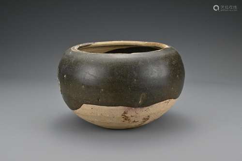 A Chinese Song dynasty Cizhou pottery jar. The