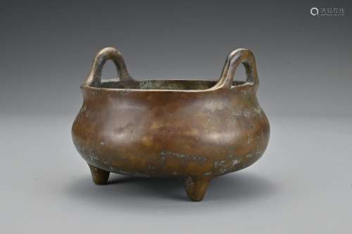 A Chinese bronze tripod censer with six-character mark