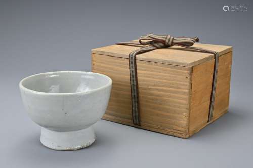 Korean 19th Century Porcelain High-Footed Bowl with