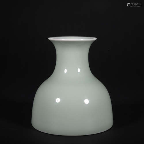 A celadon-glazed garlic-head vase