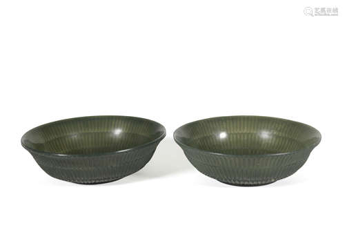 A pair of jade bowl