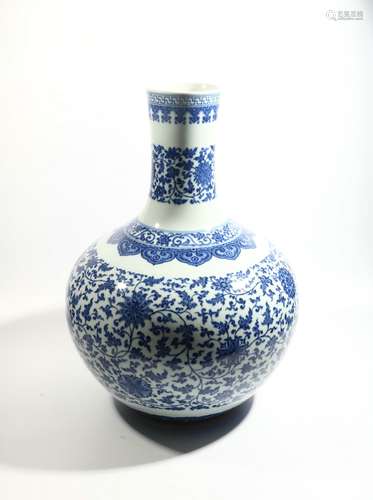 chinese blue and white porcelain globular vase