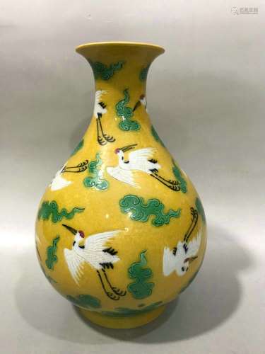 chinese yellow-ground sancai porcelain vase