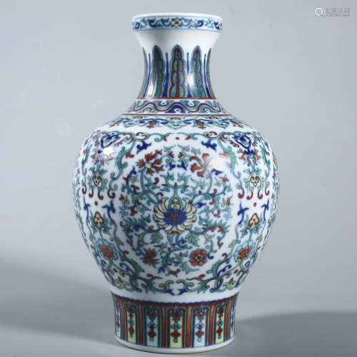 Qing Qianlong doucai flower pattern bottle