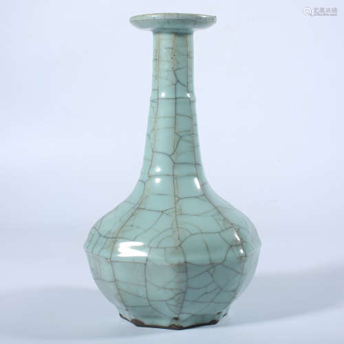 Long necked bottle of Ge kiln in Ming Dynasty