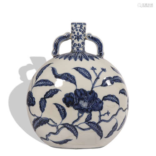 A blue and white 'floral' moonflask