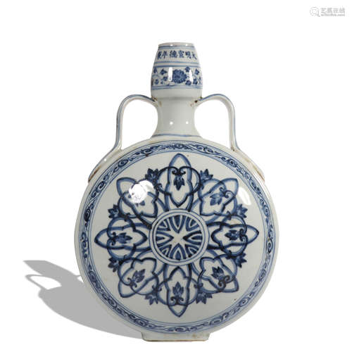 A blue and white 'dragon' moonflask