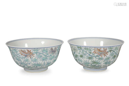 A pair of Dou cai 'floral' bowl