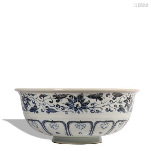 A blue and white 'floral' bowl