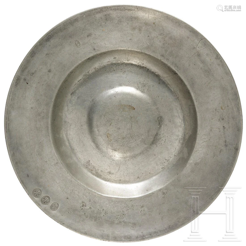 A Nuremberg pewter broadrim charger, ca. 1620