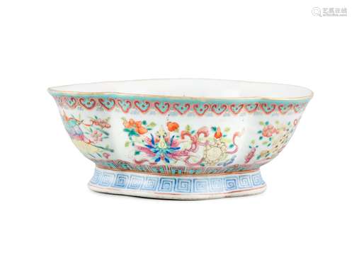 GRANDE COUPE D'OFFRANDE EN PORCELAINE A RUBRIQUE FOLIATE FAM...