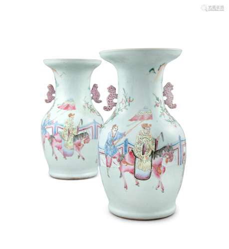 PAIRE DE VASES EN PORCELAINE PALETTE FAMILLE ROSE 