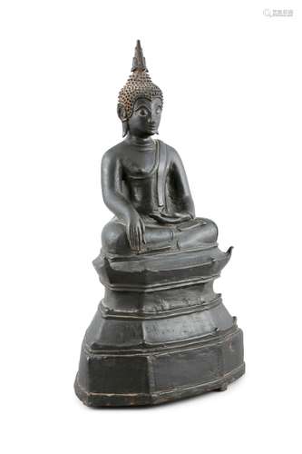 FIGURE EN BRONZE LOURDEMENT COULÉE DE BOUDDHA APPELANT LA TE...