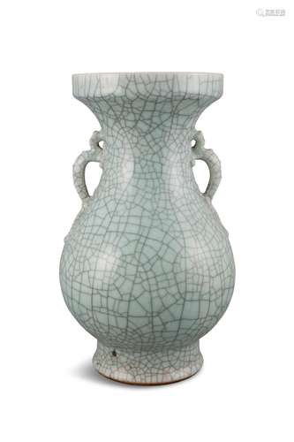 GRANDE VASE ARCHAISTIQUE EN PORCELAINE DE TYPE GEYAO ET POIG...