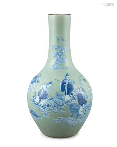 VASE DE POCHE EN PORCELAINE DECORÉ EN BLEU COBALT 