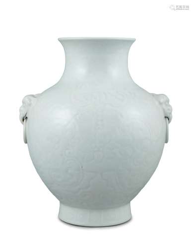 VASE GLOBULAIRE EN PORCELAINE MOULÉE GLAÇÉE BLANCHE, HU Chin...