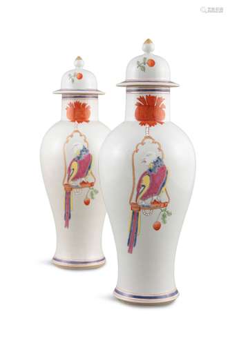 Paire de vases à couvercle 